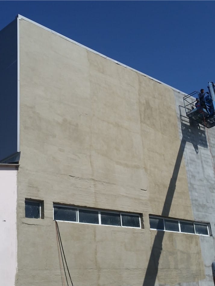 ביצוע איטום יסודי לקירות החוץ כתשתית לפני השיפוץ