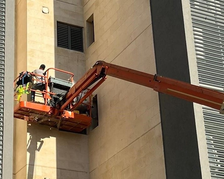 פתרונות לטיפול בשיש נושר גם ללא פיגום עם אחריות ל12 שנים בכתב!